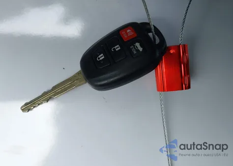 2018 Toyota Corolla Le z USA, uszkodzony, nr VIN 5YFBURHE2JP854769